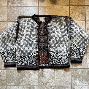 Beautiful vintage Dale of Norway cropped sweater